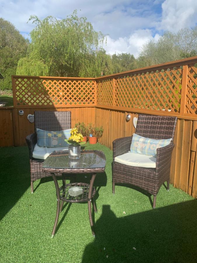Swansea Log Cabin Pontardawe Exterior photo