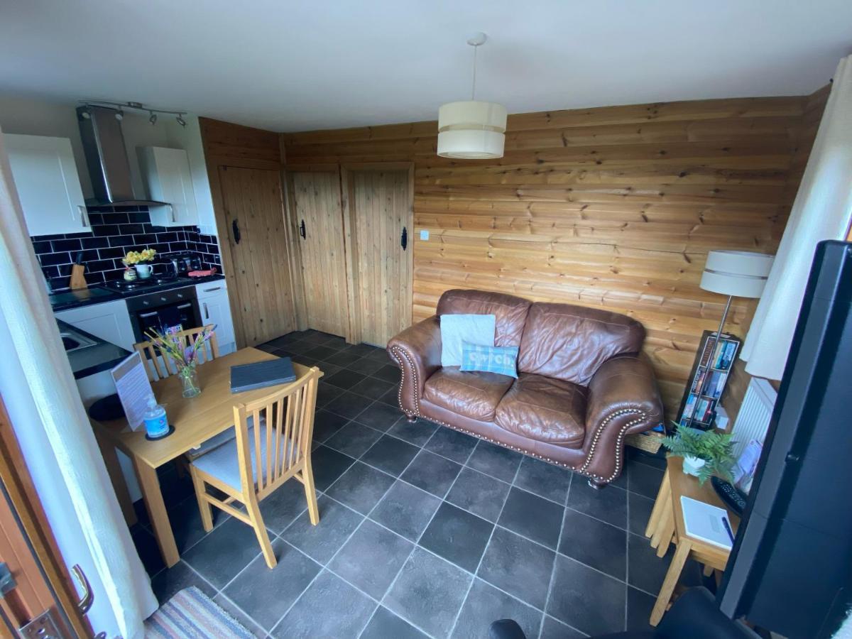 Swansea Log Cabin Pontardawe Exterior photo