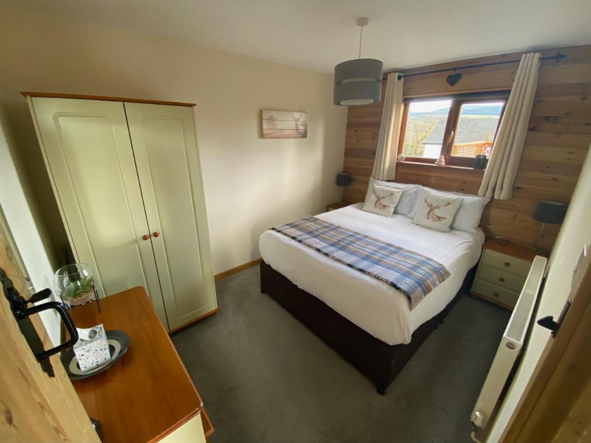 Swansea Log Cabin Pontardawe Exterior photo