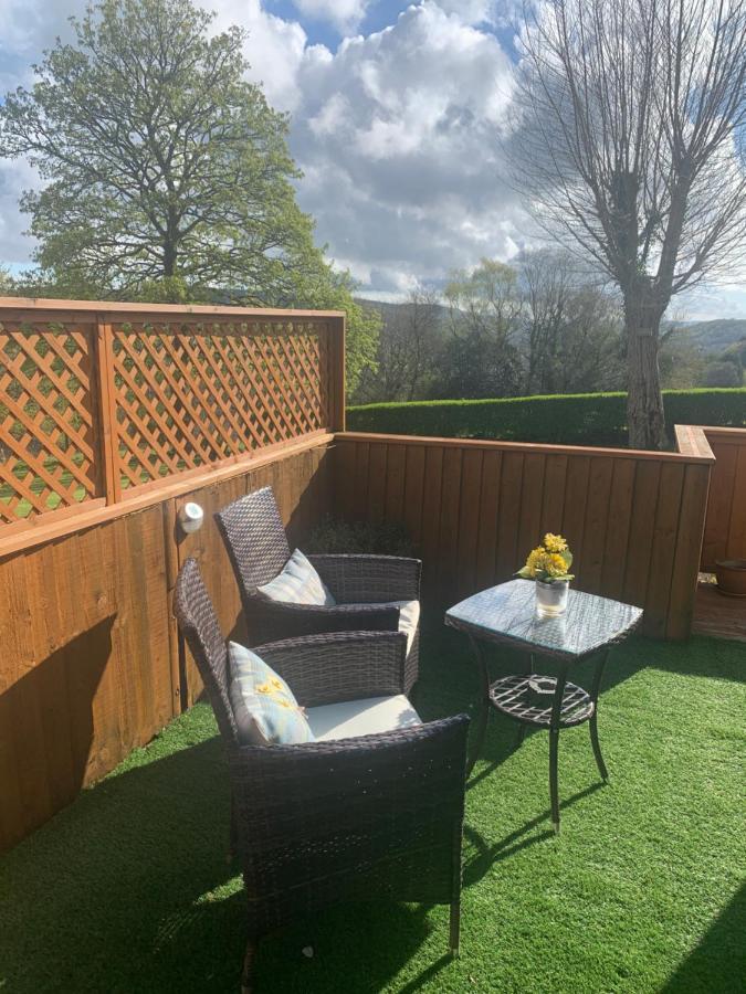 Swansea Log Cabin Pontardawe Exterior photo