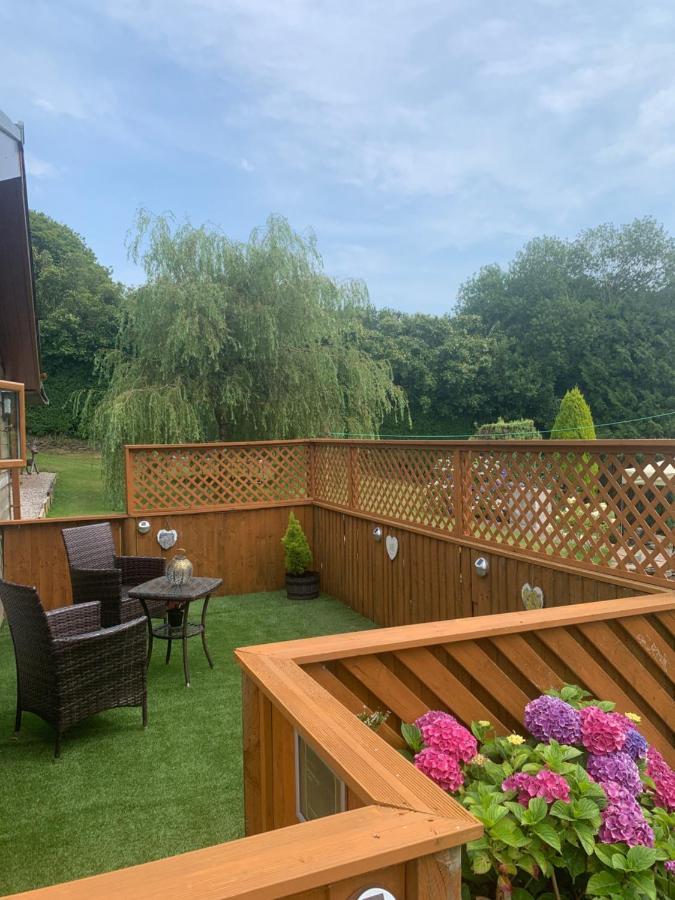 Swansea Log Cabin Pontardawe Exterior photo