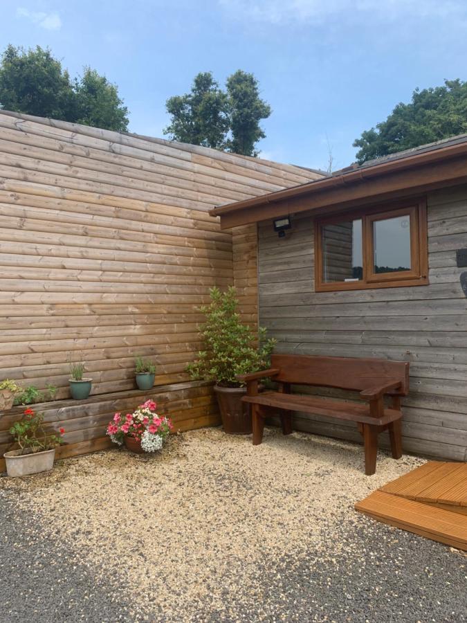 Swansea Log Cabin Pontardawe Exterior photo