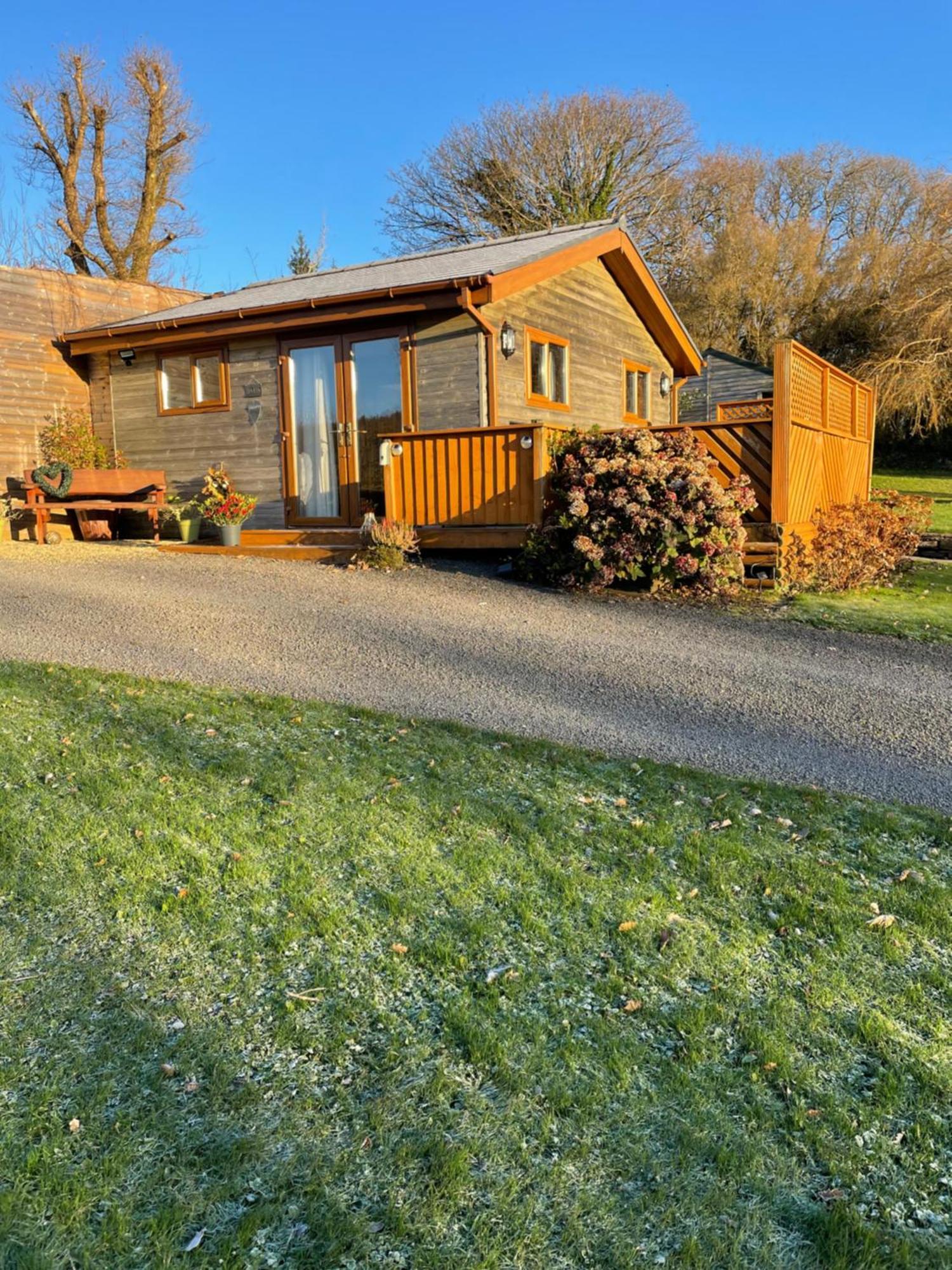 Swansea Log Cabin Pontardawe Exterior photo