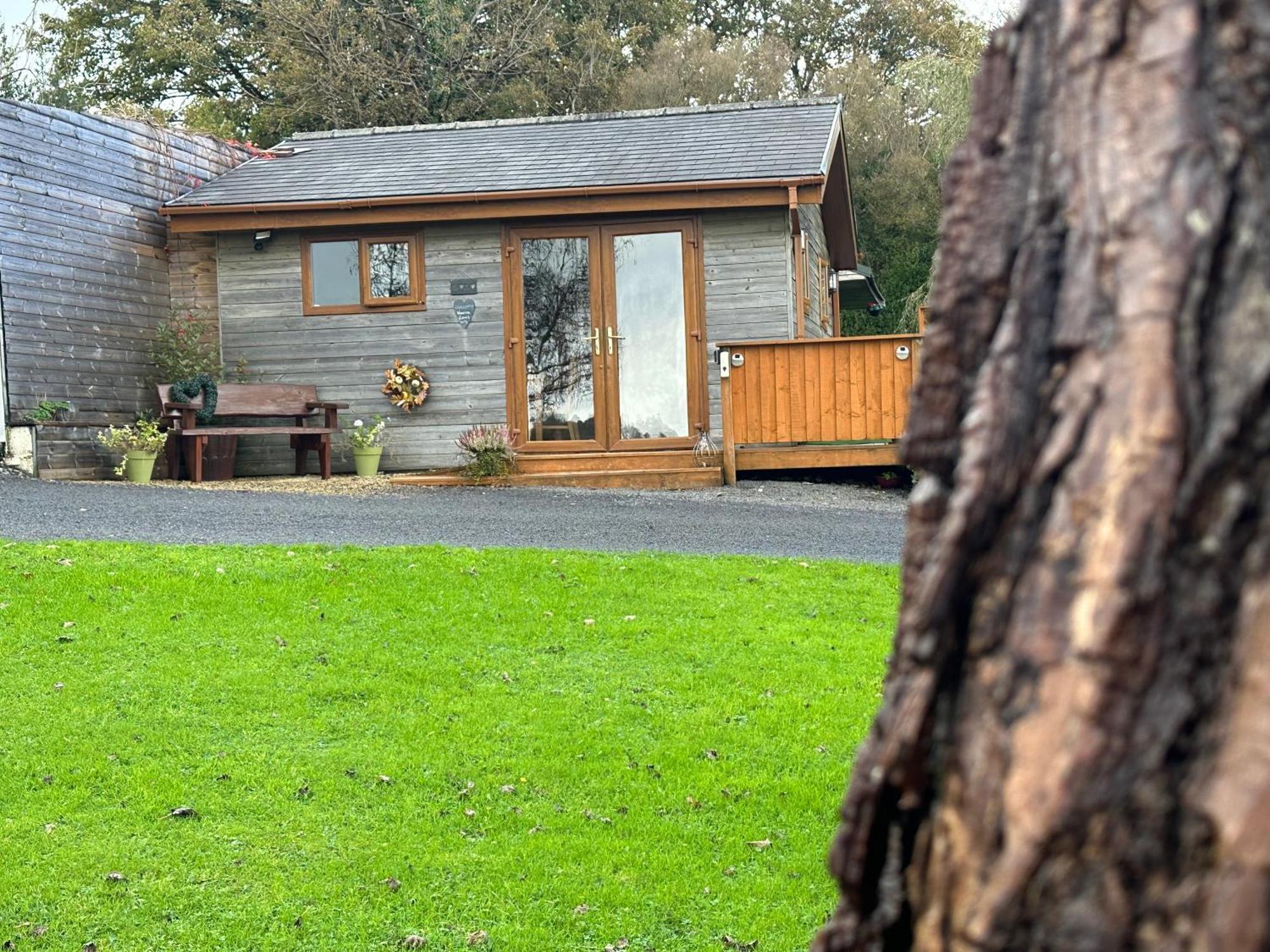 Swansea Log Cabin Pontardawe Exterior photo
