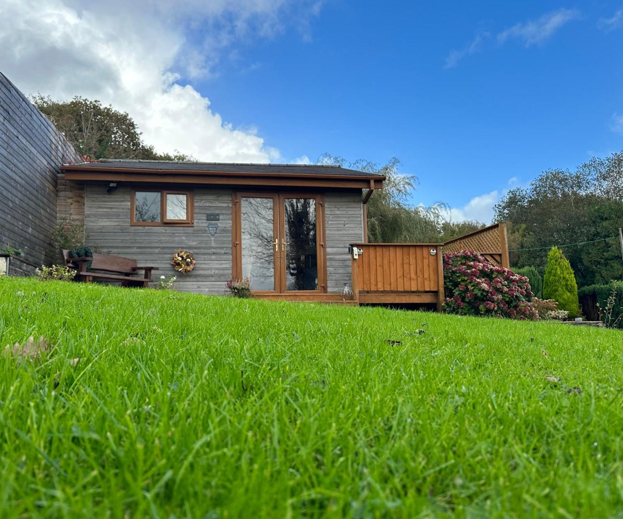Swansea Log Cabin Pontardawe Exterior photo