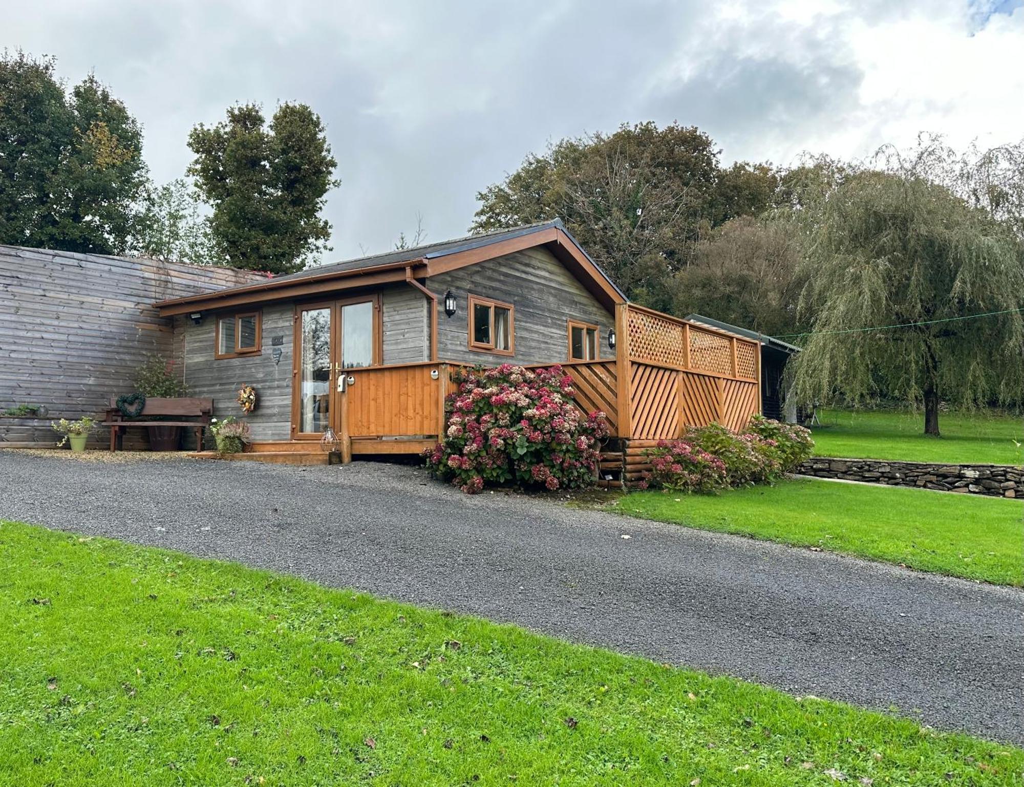 Swansea Log Cabin Pontardawe Exterior photo