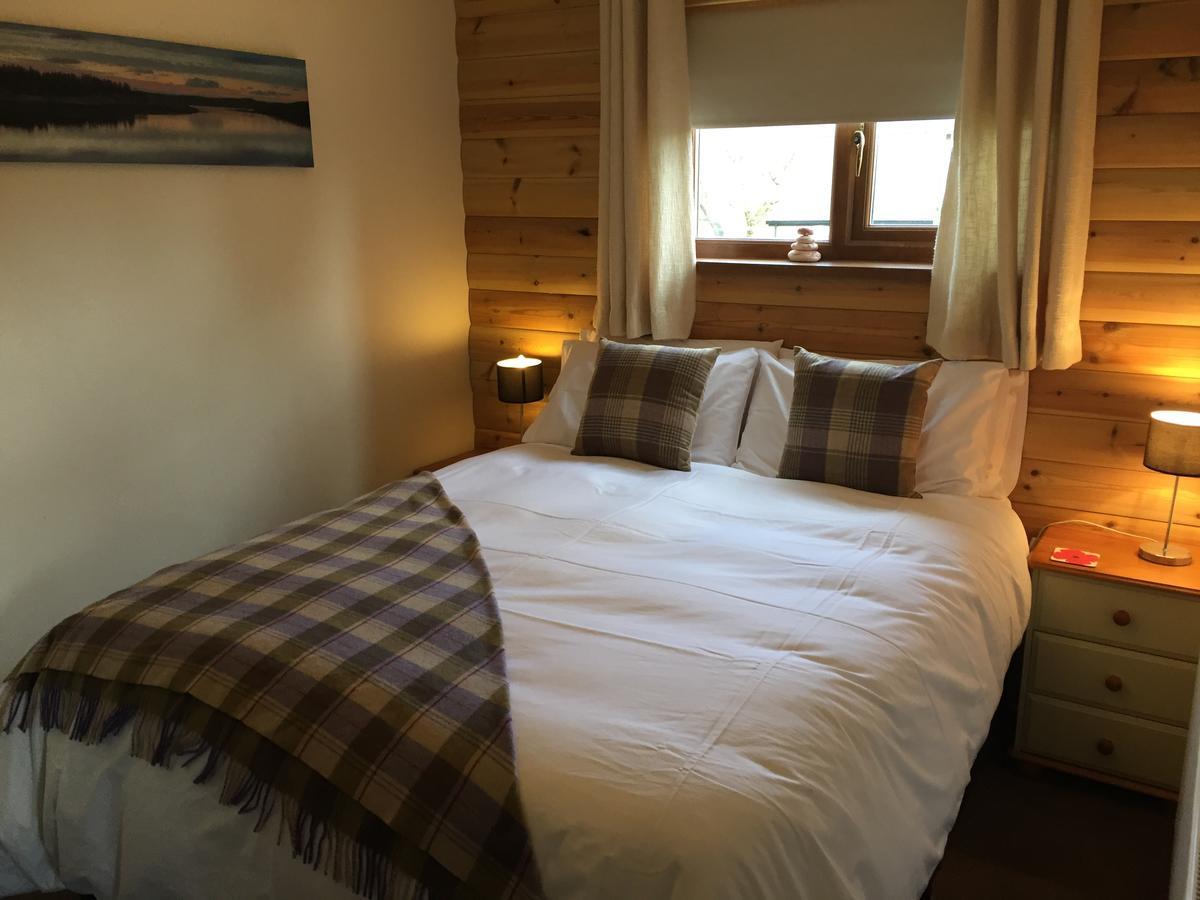 Swansea Log Cabin Pontardawe Exterior photo